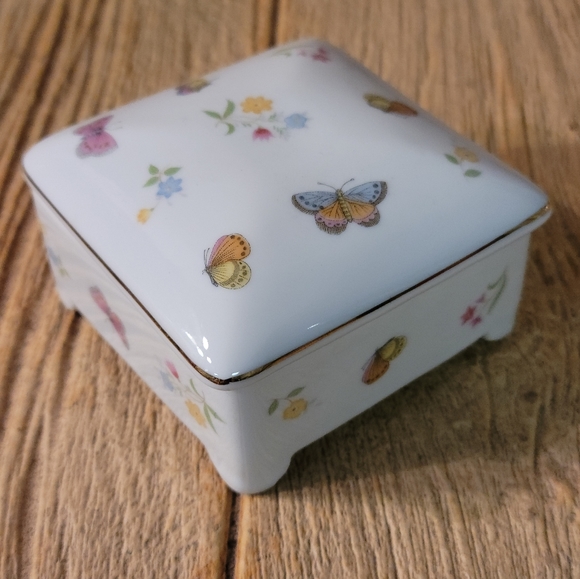Vintage Porcelain Butterfly Trinket Dish with Lid. - Picture 5 of 12